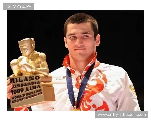 贝特比耶夫在公开训练中展示强悍力量