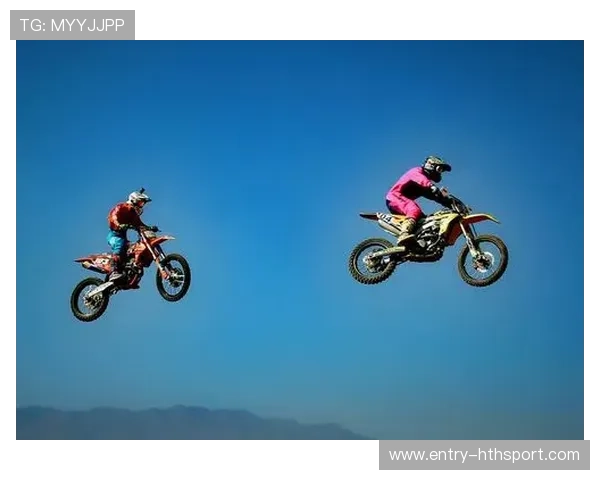 摩托越野起跳飞跃沙丘极具震撼力